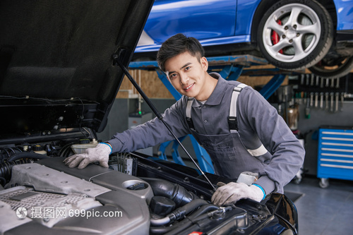 汽車修理工檢查車輛前機倉